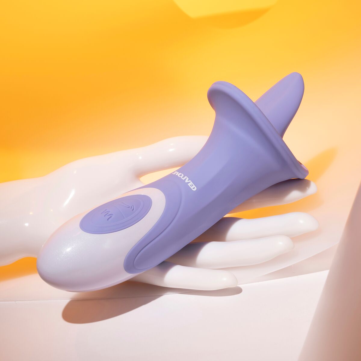 Tvarovaný vibrátor na stimulaci klitorisu Evolved Fialový