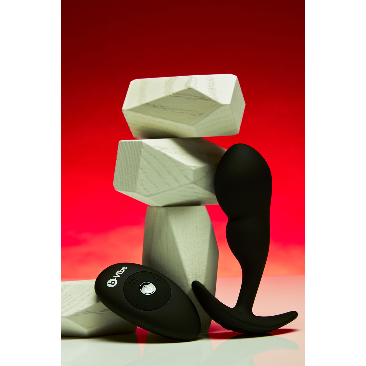 Anální kolík s dálkovým ovládáním B-Vibe Černý