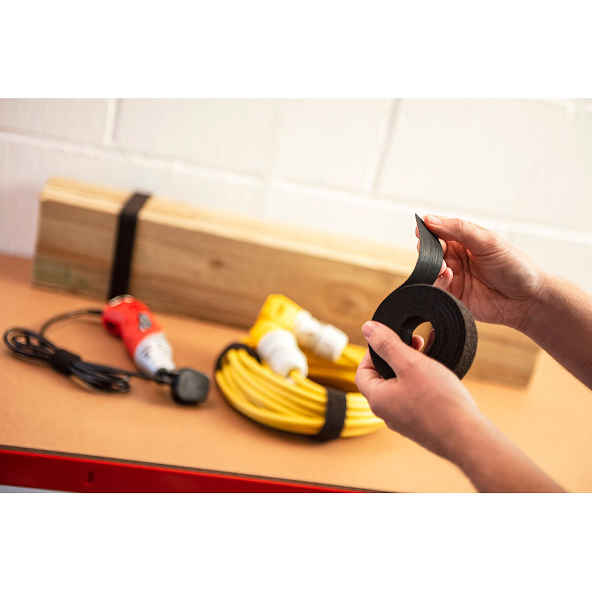 Afbeeldingen van Cable holder Velcro one-wrap Black 10 mm x 5 m