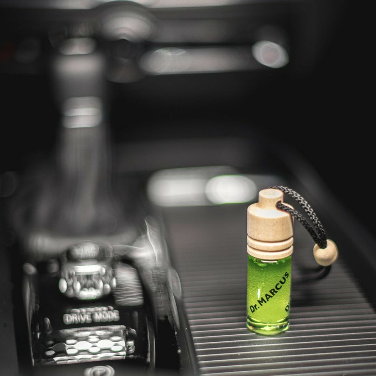 Image secondaire de Désodorisant Pour Voiture Dr Marcus Ecolo Pomme 4,5 ml Bois Verre Parfum Pendentif 4 Pièces