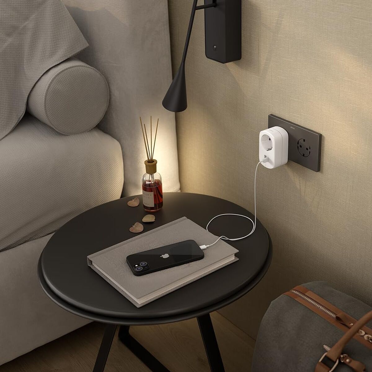 Picture of Wall Charger Simon CL610306 White