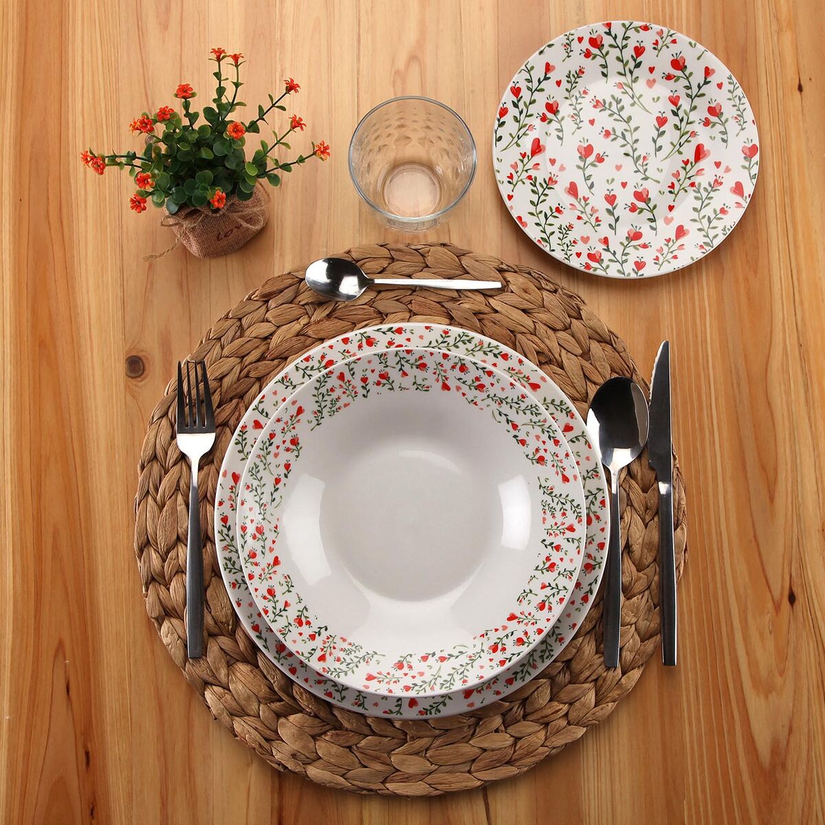 Image secondaire de Assiettes Versa Porcelaine Coeurs 18 Pièces
