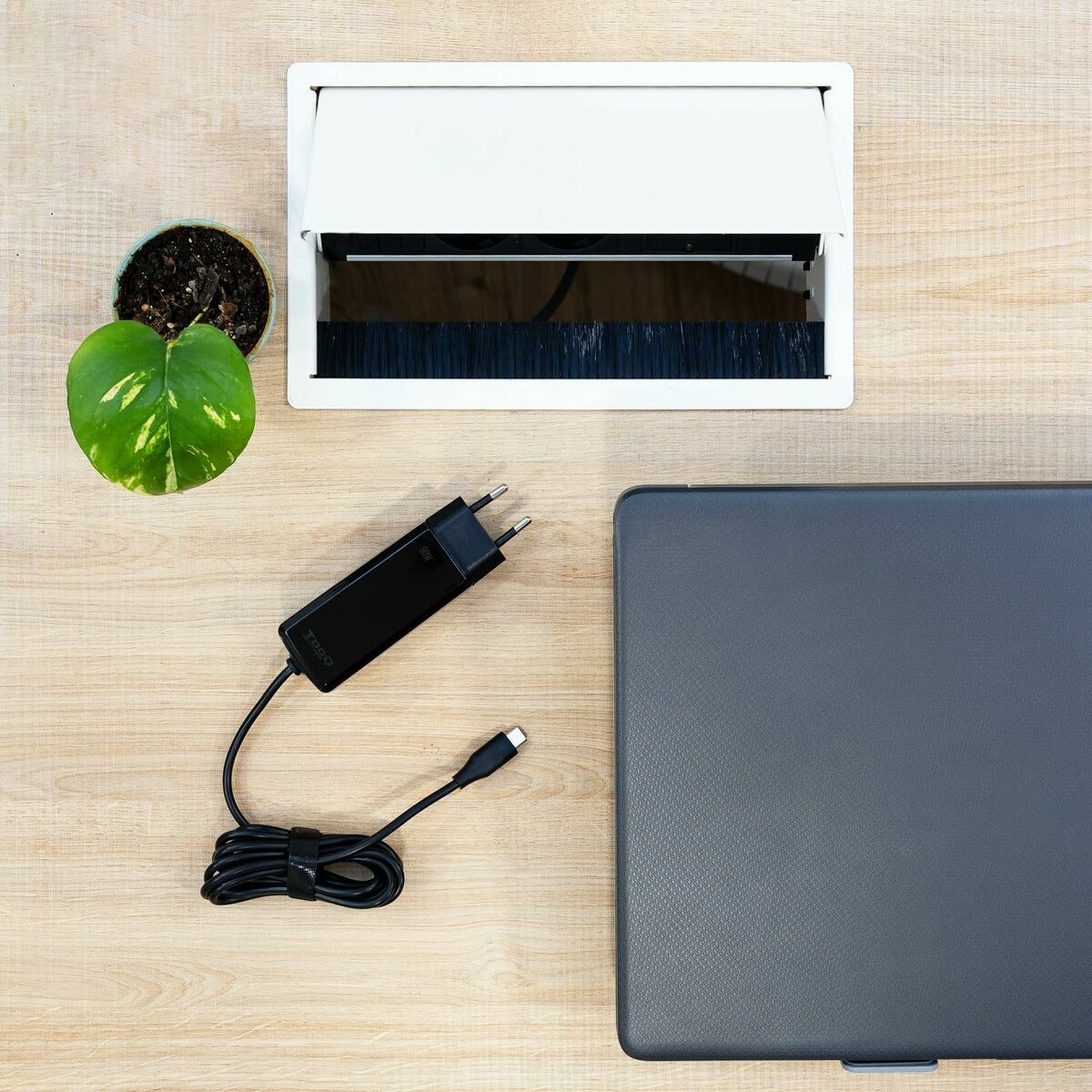 Picture of Laptop Charger TooQ TQLC-USBCGAN90PD-C 90 W