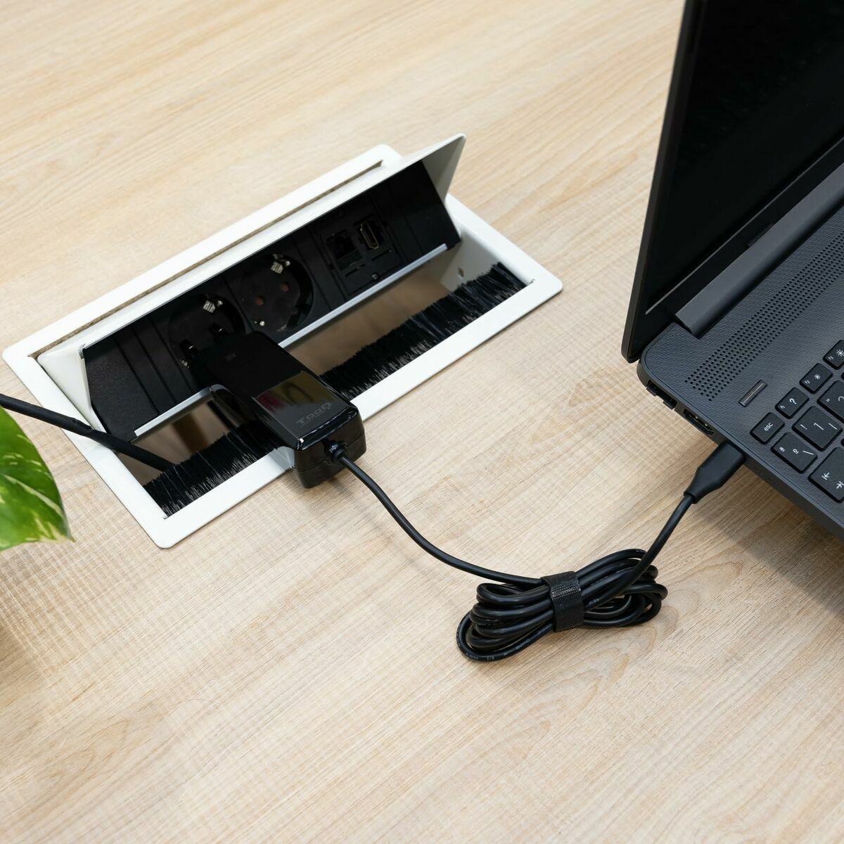 Picture of Laptop Charger TooQ TQLC-USBCGAN90PD-C 90 W
