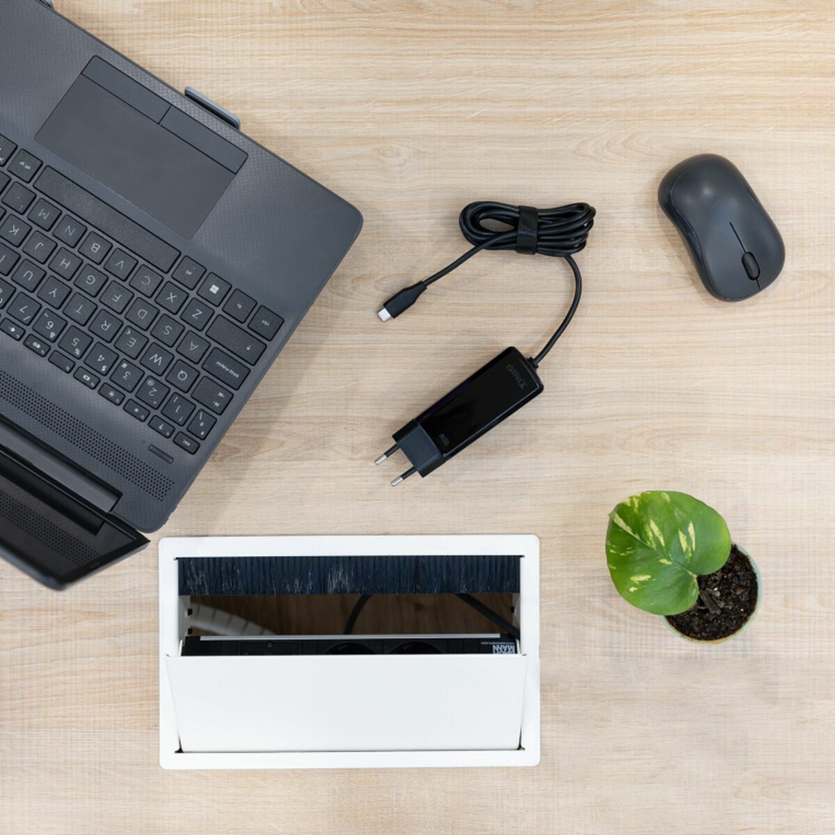 Picture of Laptop Charger TooQ GAN USB-C PD 100W Cúbico 100 W