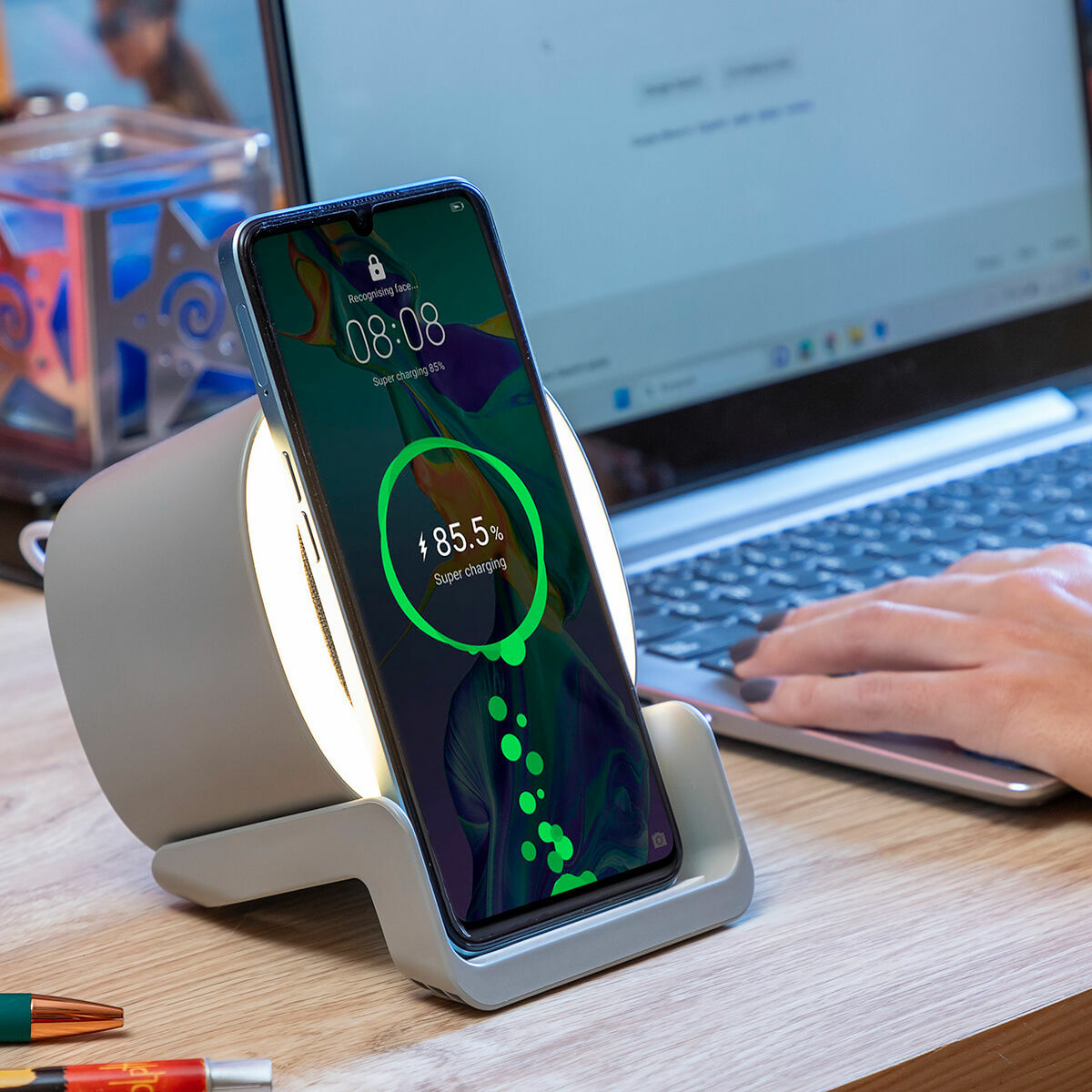 Afbeeldingen van Wireless Speaker-Charger with LED Souwis InnovaGoods