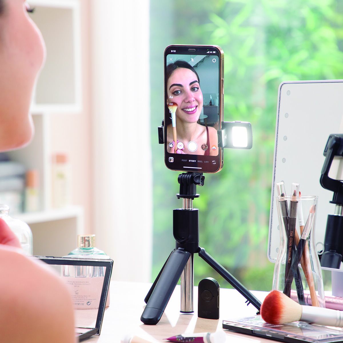 Afbeeldingen van Extendable Tripod for Mobile Phone with LED and Remote Tridiex InnovaGoods