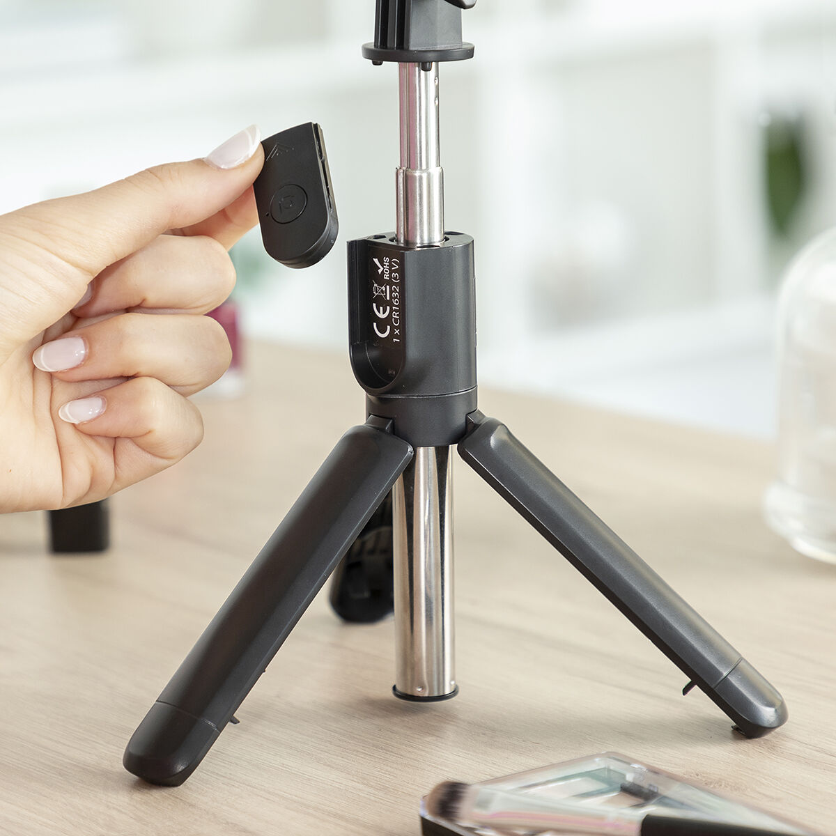 Afbeeldingen van Extendable Tripod for Mobile Phone with LED and Remote Tridiex InnovaGoods