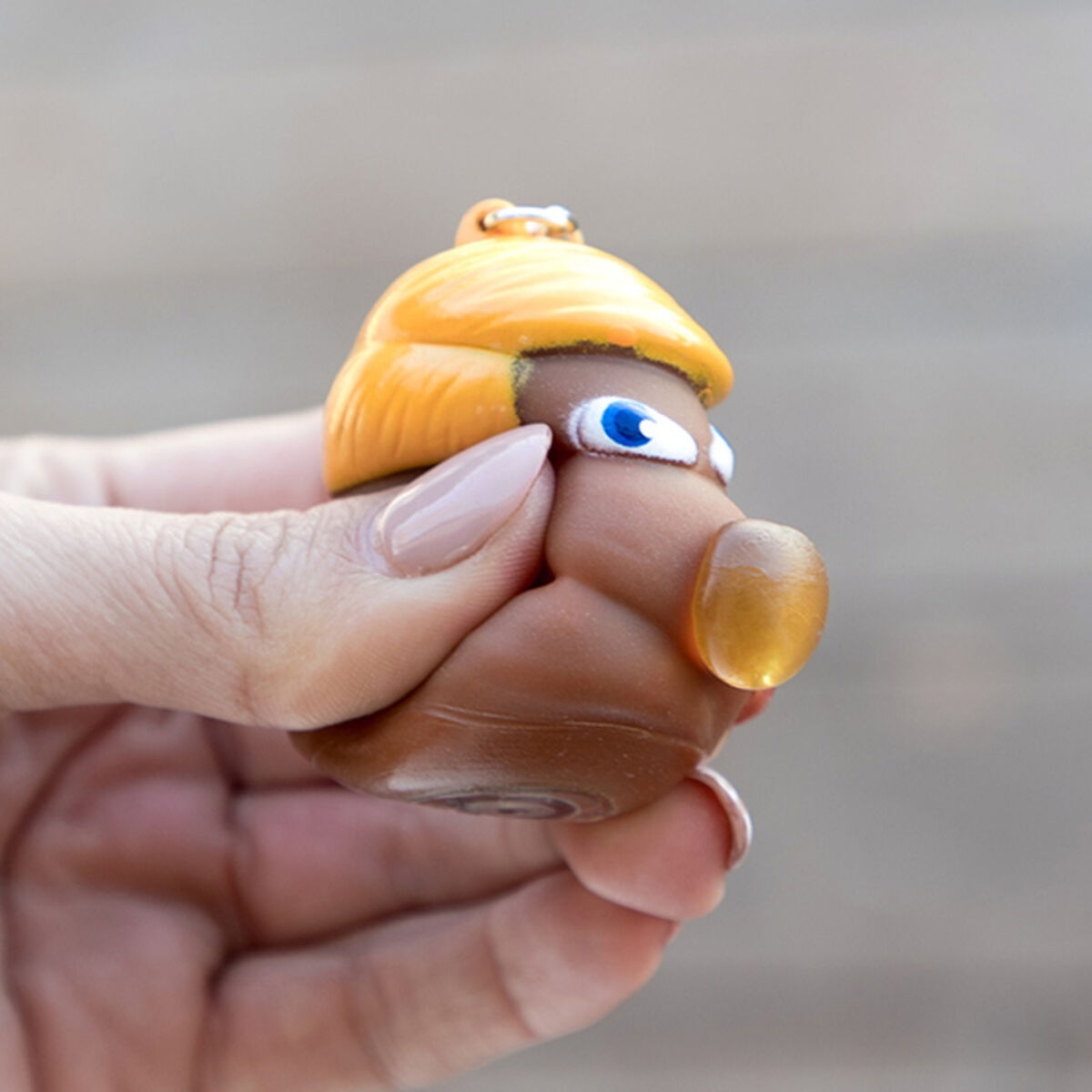Si vous êtes à la recherche de nouvelles tendances sur le marché, nous vous présentons Porte-clés Poo Président!